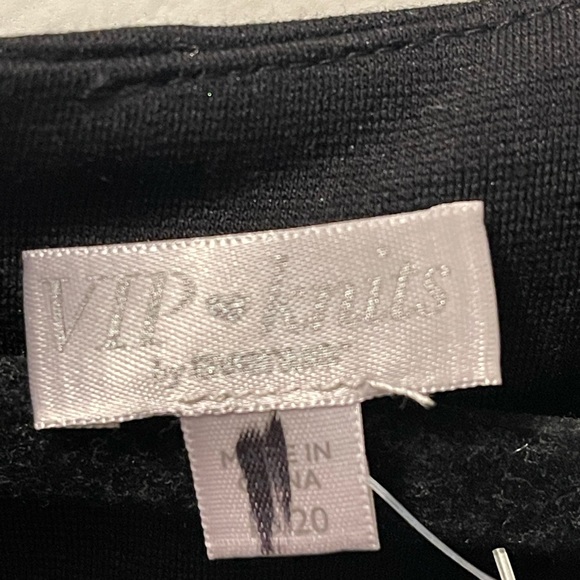 Black dress very slimming - Picture 2 of 3